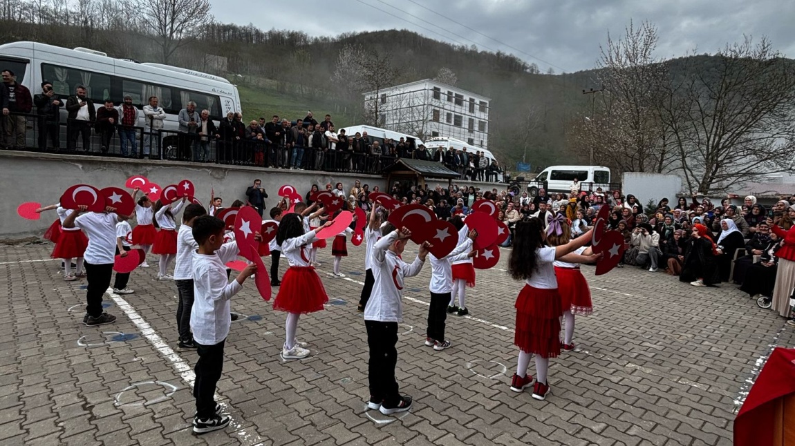 23 Nisan Ulusal Egemenlik ve Çocuk Bayramı okulumuzda coşkuyla kutlandı.